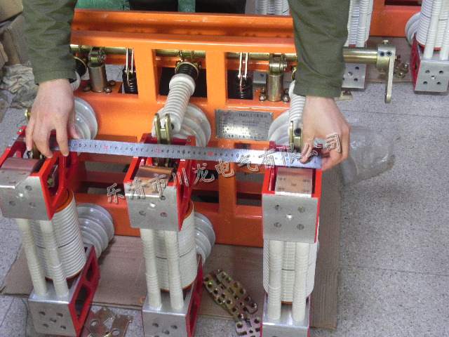 ZN28-12戶內真空斷路器